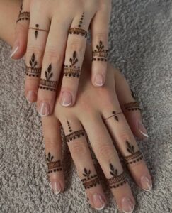 Minimalistic Finger Mehndi Designs Look 2